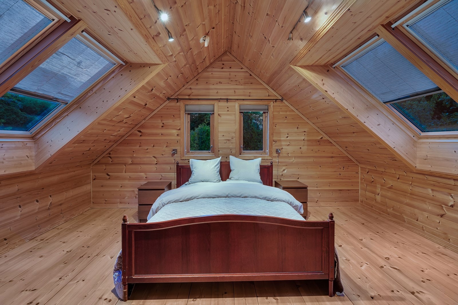 Etasjen er innredet med flere soverom og bad som strider imot godkjent bruk. Loftet er godkjent som loft. Loftstue med balkong er godkjent som loftstue med balkong. Galleribilde