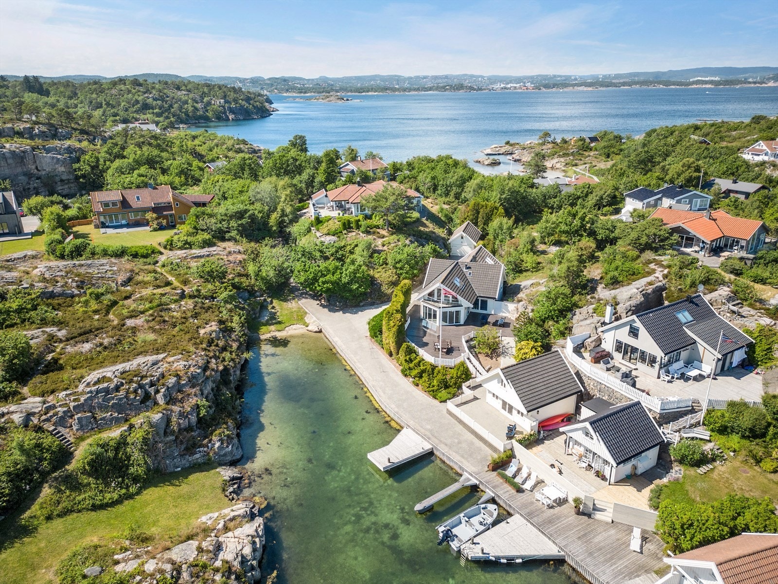 Det finnes flere aktivitetsmuligheter i området, inkludert Bragdøya Kystkultursenter som ligger 13 minutter unna, Leo's Lekeland på 16 minutter, og Lucky Bowl Hannevika på 20 minutter. Galleribilde