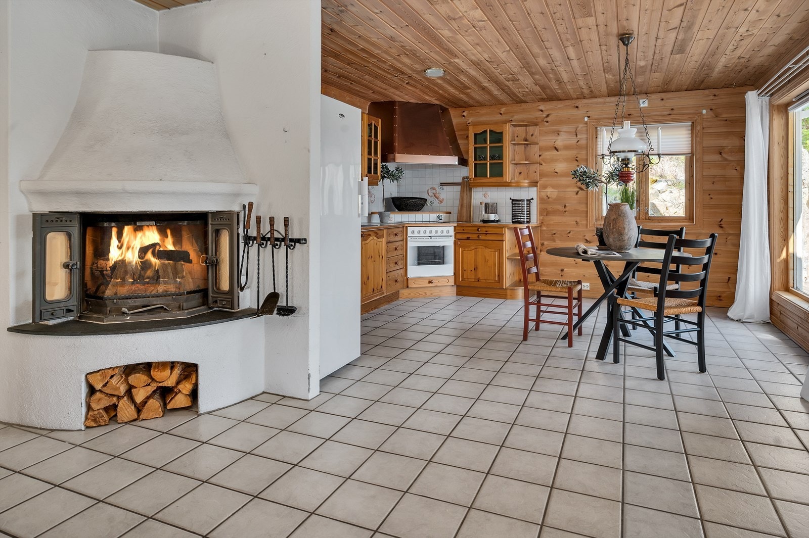 Peisinnsats i stuen, perfekt til mørke kjølige kvelder. Galleribilde