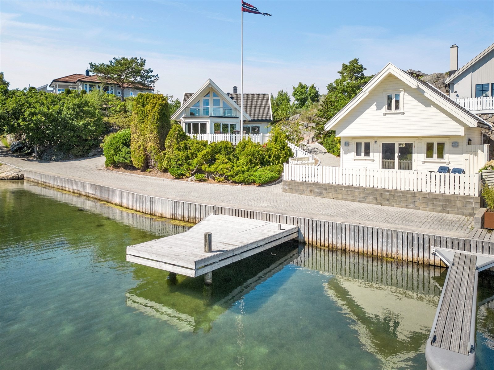 Sjøboden/annekset er oppført i 2001 og går over to etasjer, totalt 52 m2 målbart areal. Galleribilde