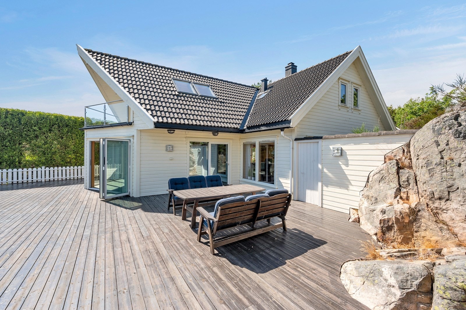 Terrassen strekker seg over store deler av tomta. Her kan solen nytes fra soloppgang til solnedgang. Galleribilde