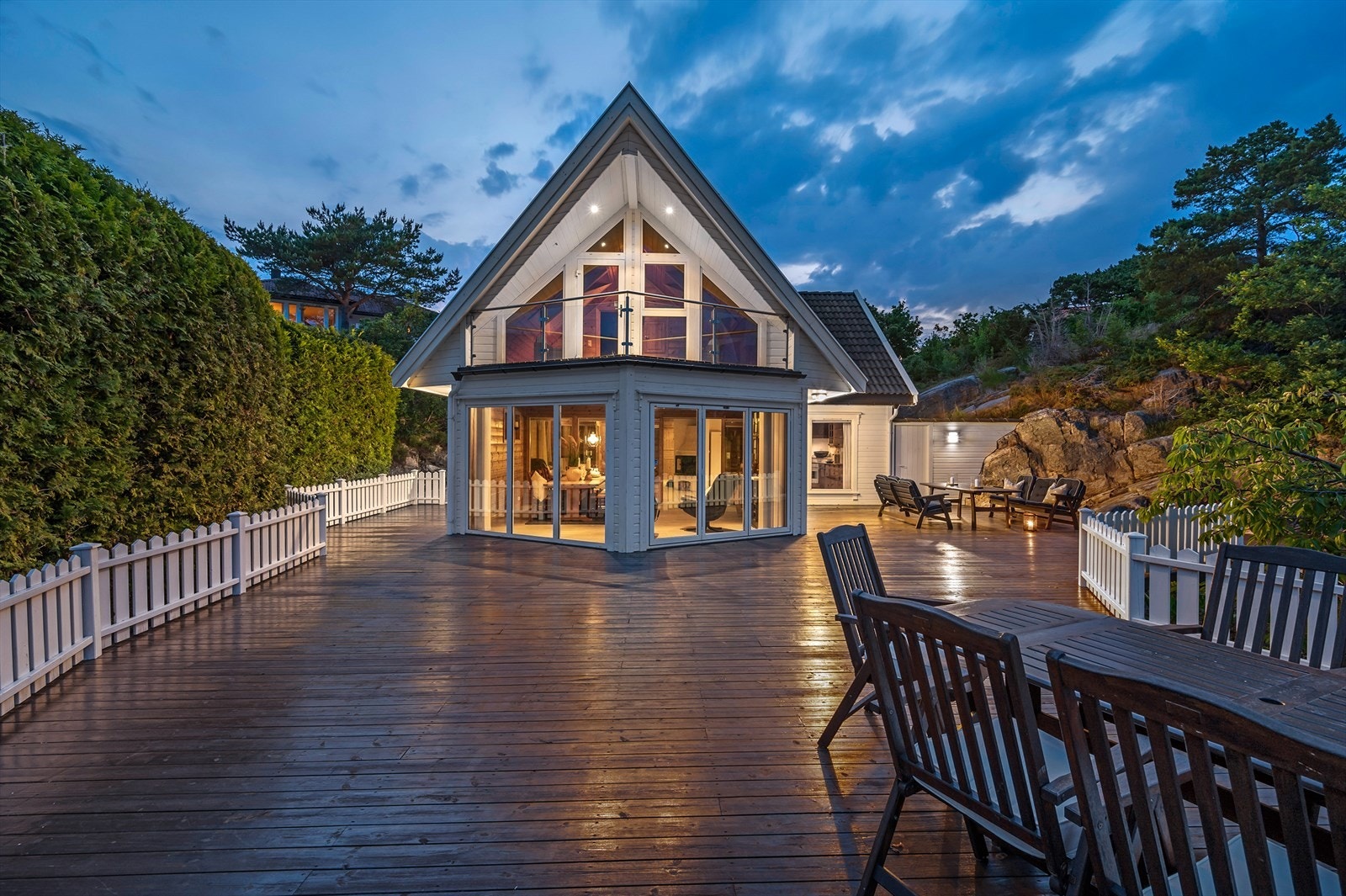 Fritidsboligen er et vakkert skue og har et eksteriør som er inspirert av det maritime livet som eiendommen er omringet av. Galleribilde