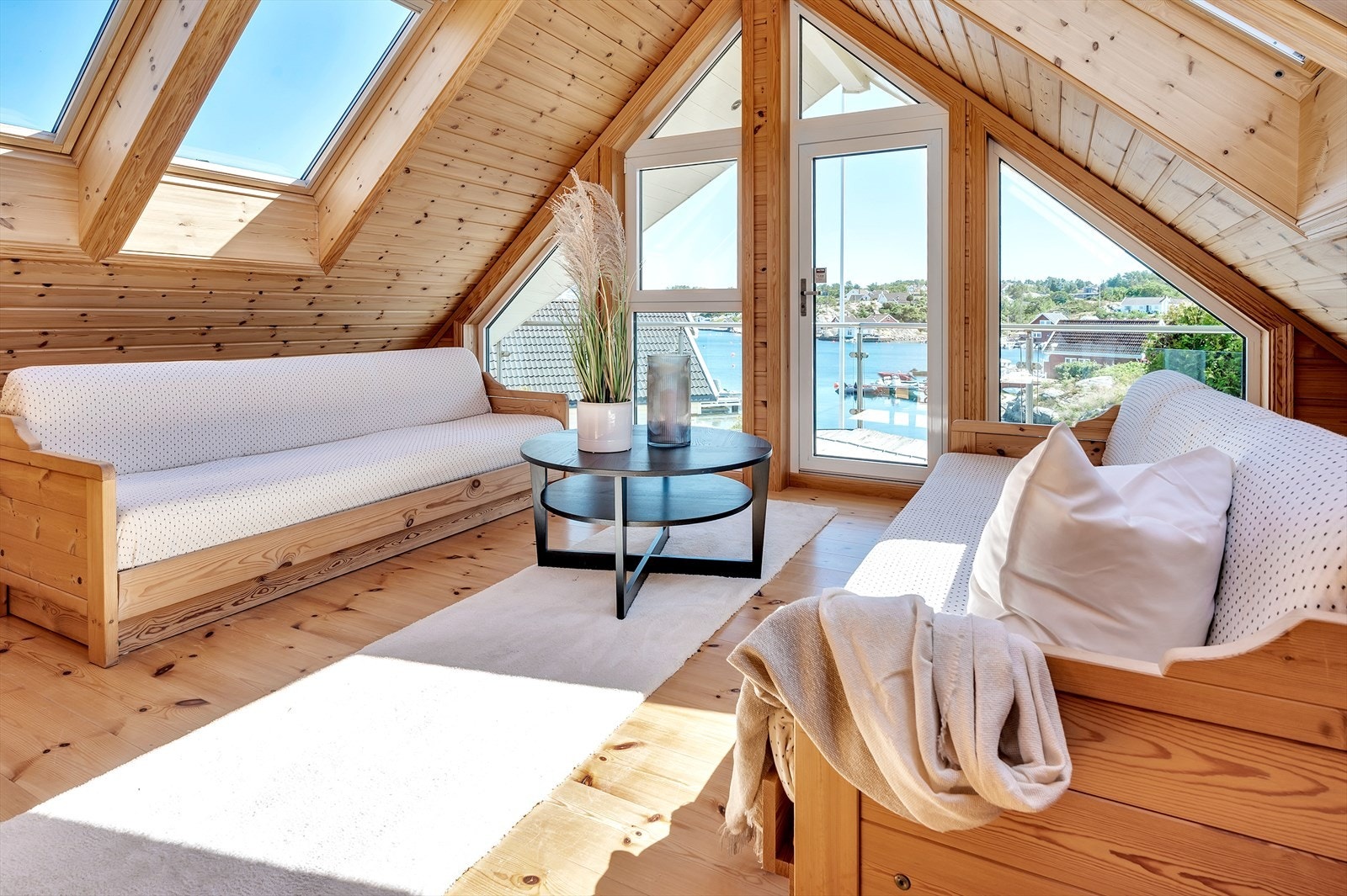 Påbygg fra 2008 med stue og altan. Galleribilde