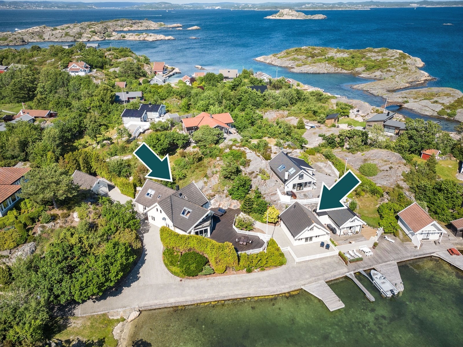 På tomta finnes toetasjes fritidsbolig, sjøbod/anneks, bod og brygge. Galleribilde