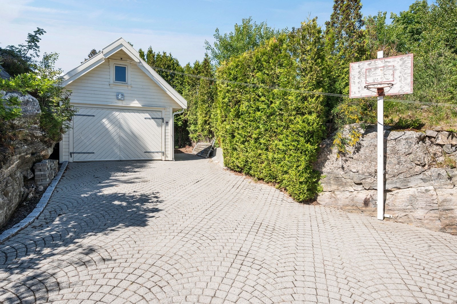 Bod med gårdsplass i forkant. Kommunen kan gi adkomstrett helt frem til eiendommen grunnet f. eks funksjonsnedsettelse hos den som eier eiendommen. Galleribilde