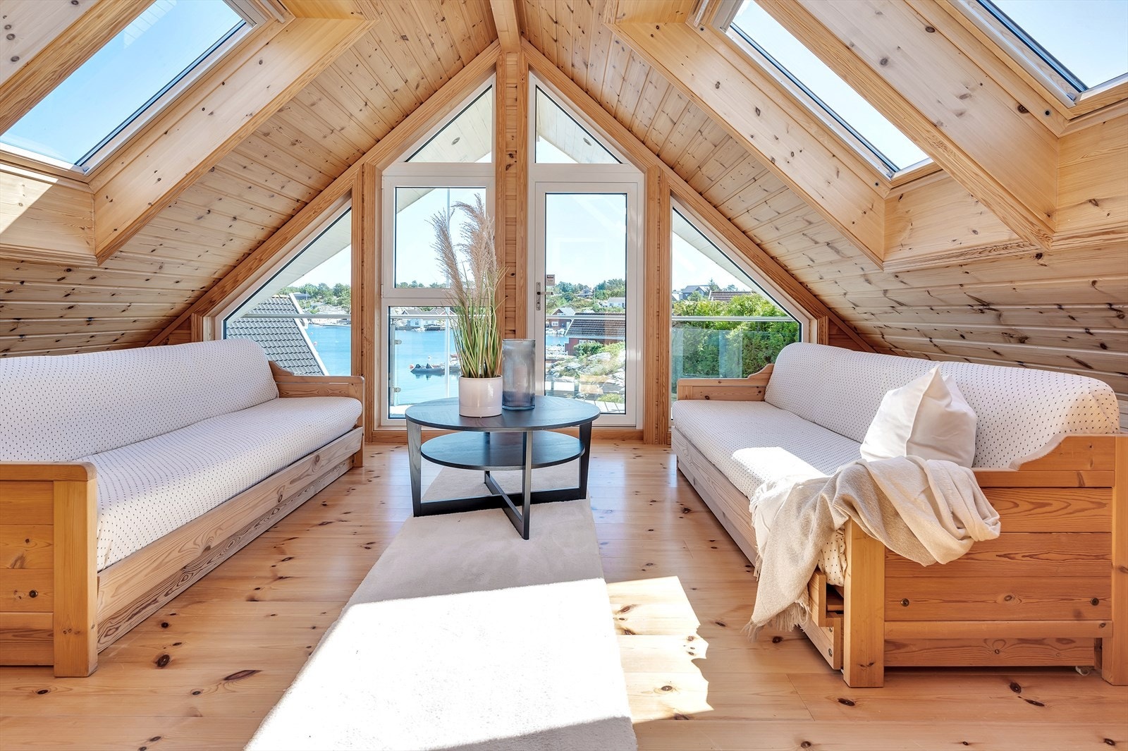 Fra loftstuen er det utgang til altan med utsøkte utsiktsforhold. Galleribilde