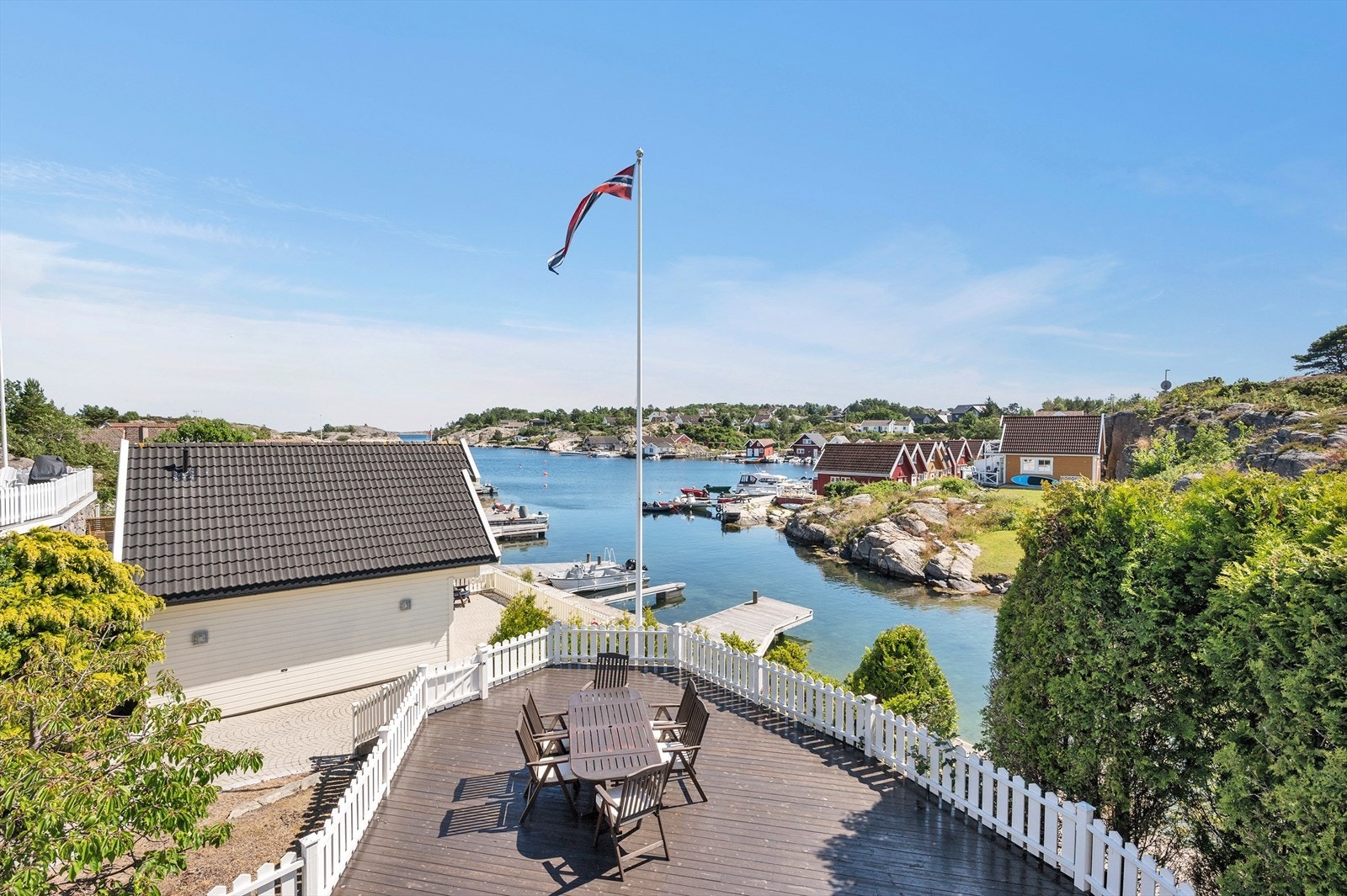 Eiendommen strekker seg ned til vannkanten og måler hele 1,14 mål. Galleribilde