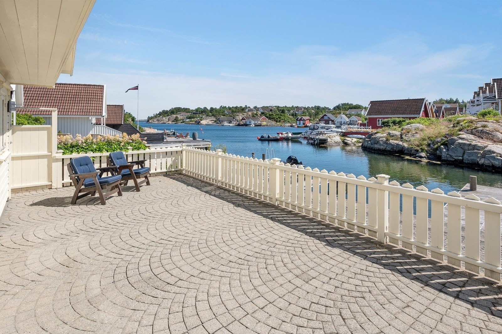 Vakkert uteområde i forlengelse av annekset. Galleribilde