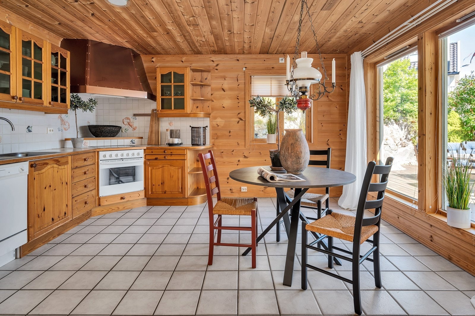 Romslig kjøkken i åpen løsning til stuen, perfekt for sosiale sammenkomster. Galleribilde