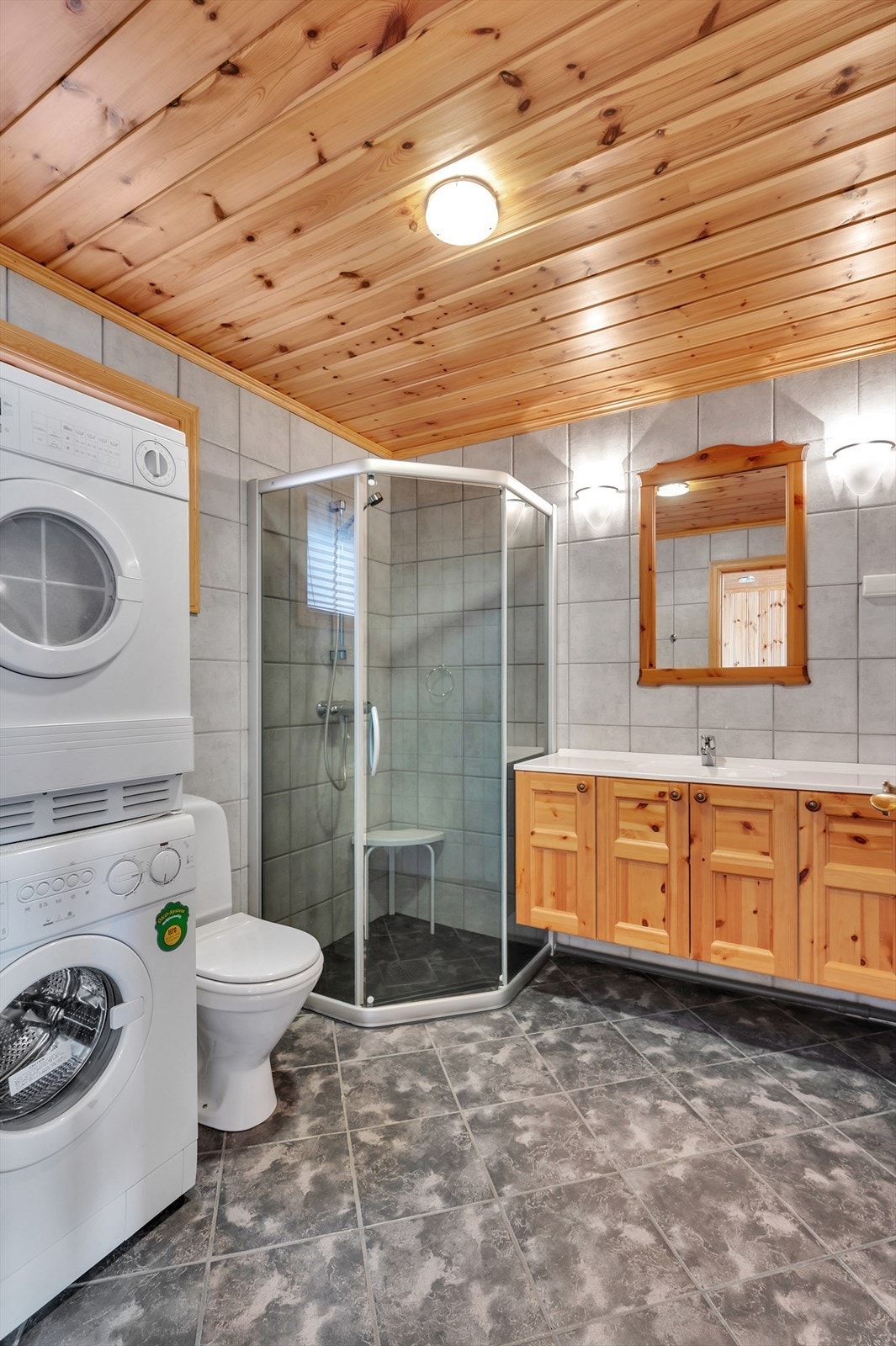 Romslig bad med flislagte overflater. Galleribilde