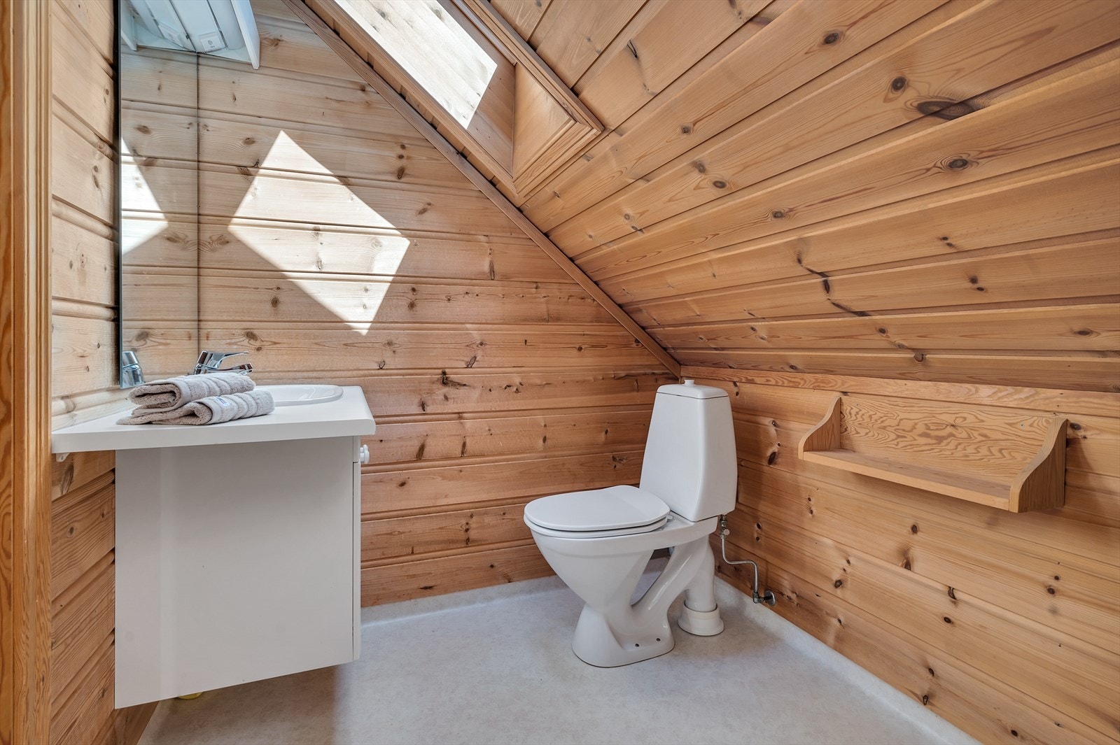 Bad med toalett, servant og dusjhjørne. Galleribilde