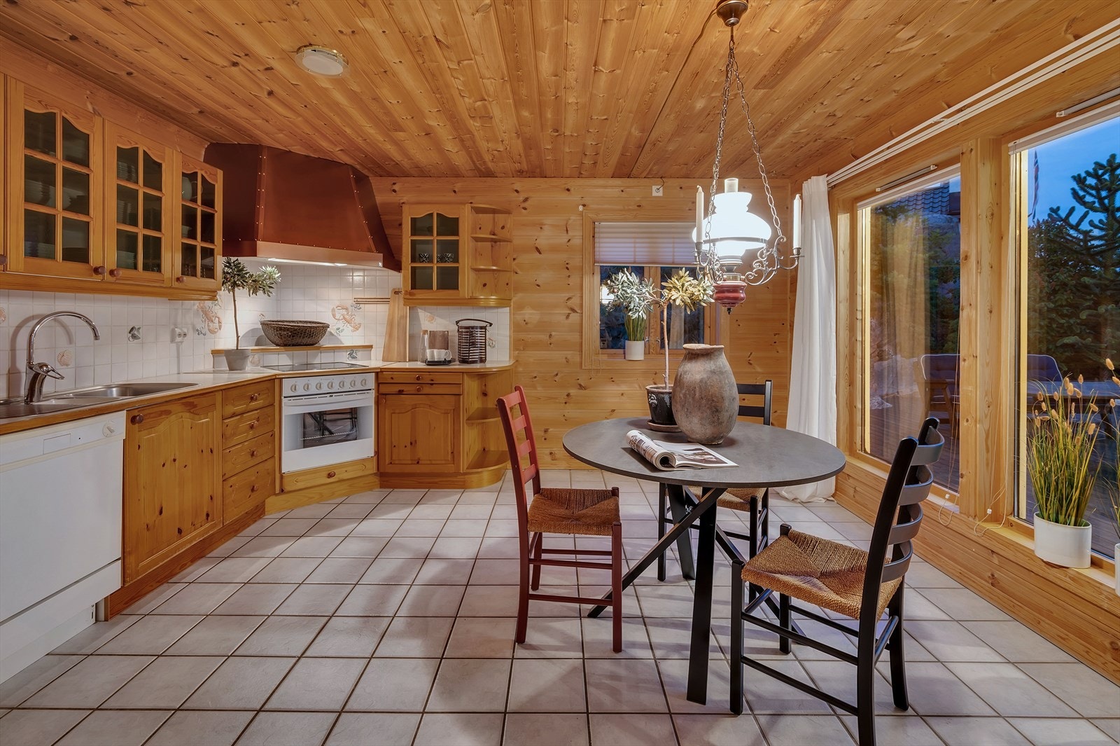 Hovedsakelig standard fra byggeår med solid heltre kjøkkenfronter og bl.a. integrert komfyr og platetopp. Galleribilde