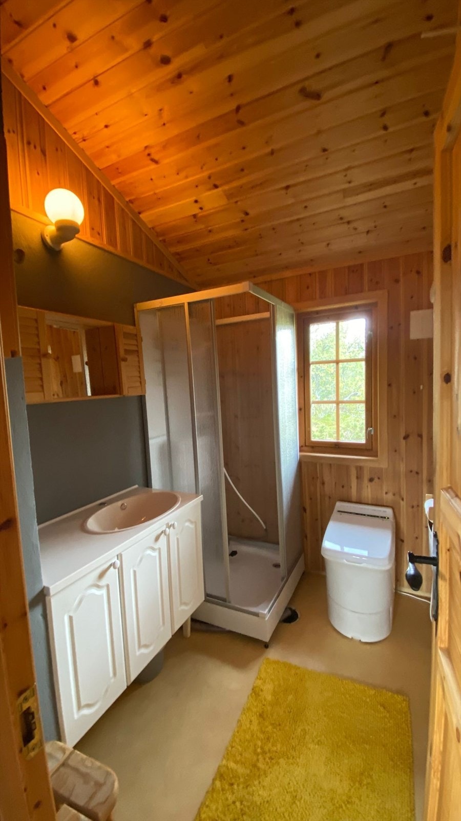 Hytta har et enkelt og funksjonelt baderom med varme i gulvet. Galleribilde