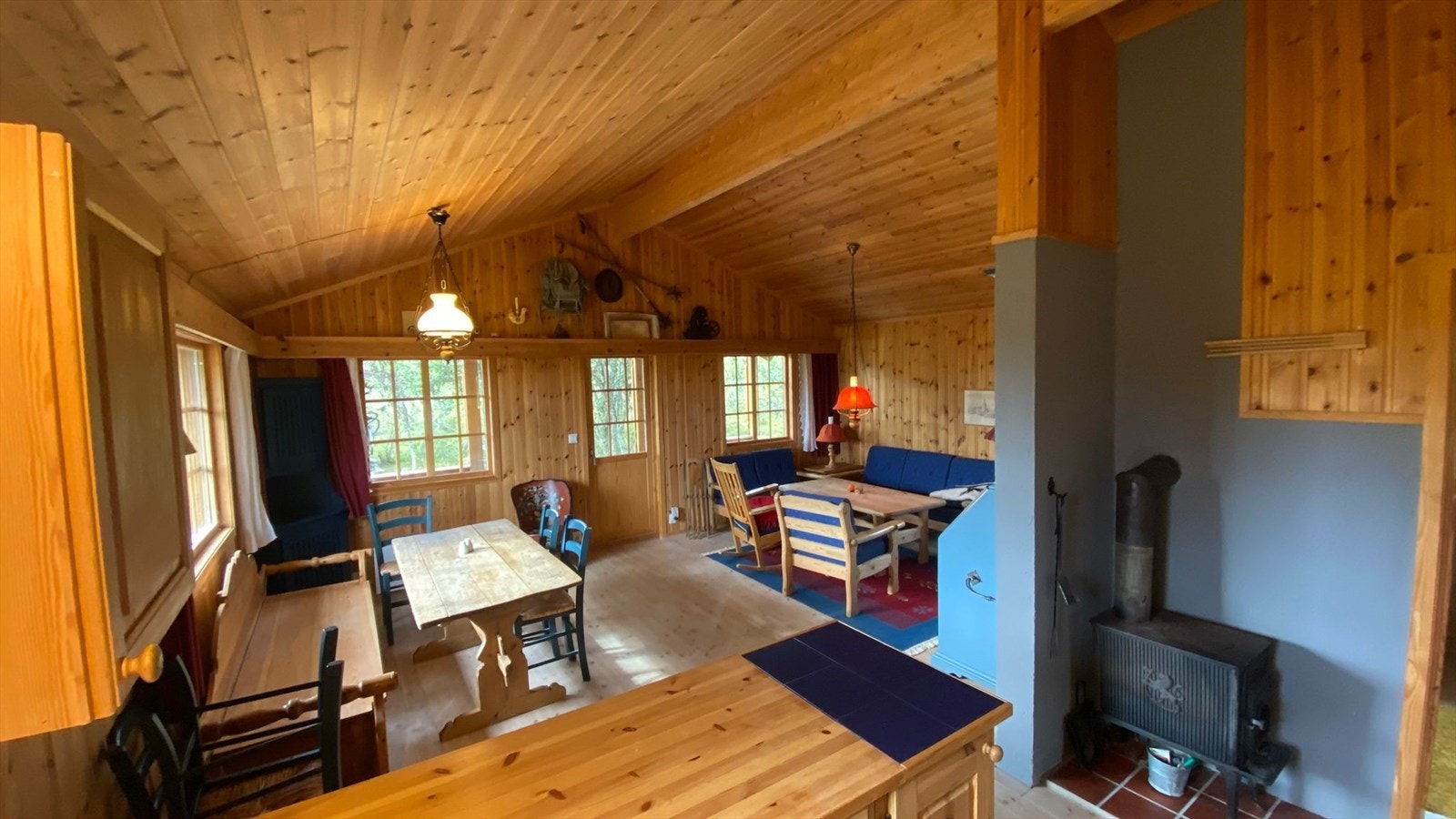 Stuen er perfekt for sosiale sammenkomster og koselige stunder. Galleribilde