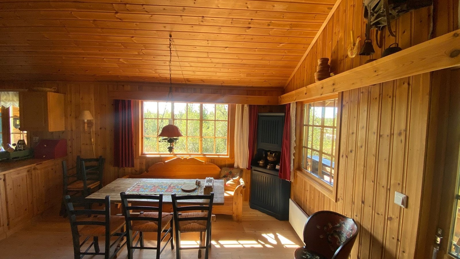 Rommet byr på store vindusflater med innsyn mot naturskjønne omgivelser. Galleribilde