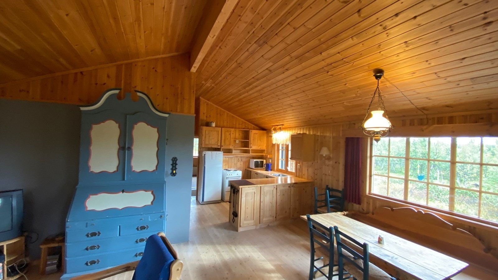 Inn i stuen møtes du av en hyggelig åpen stue- og kjøkkenløsning med god plass til sofagruppe og spisebord. Galleribilde