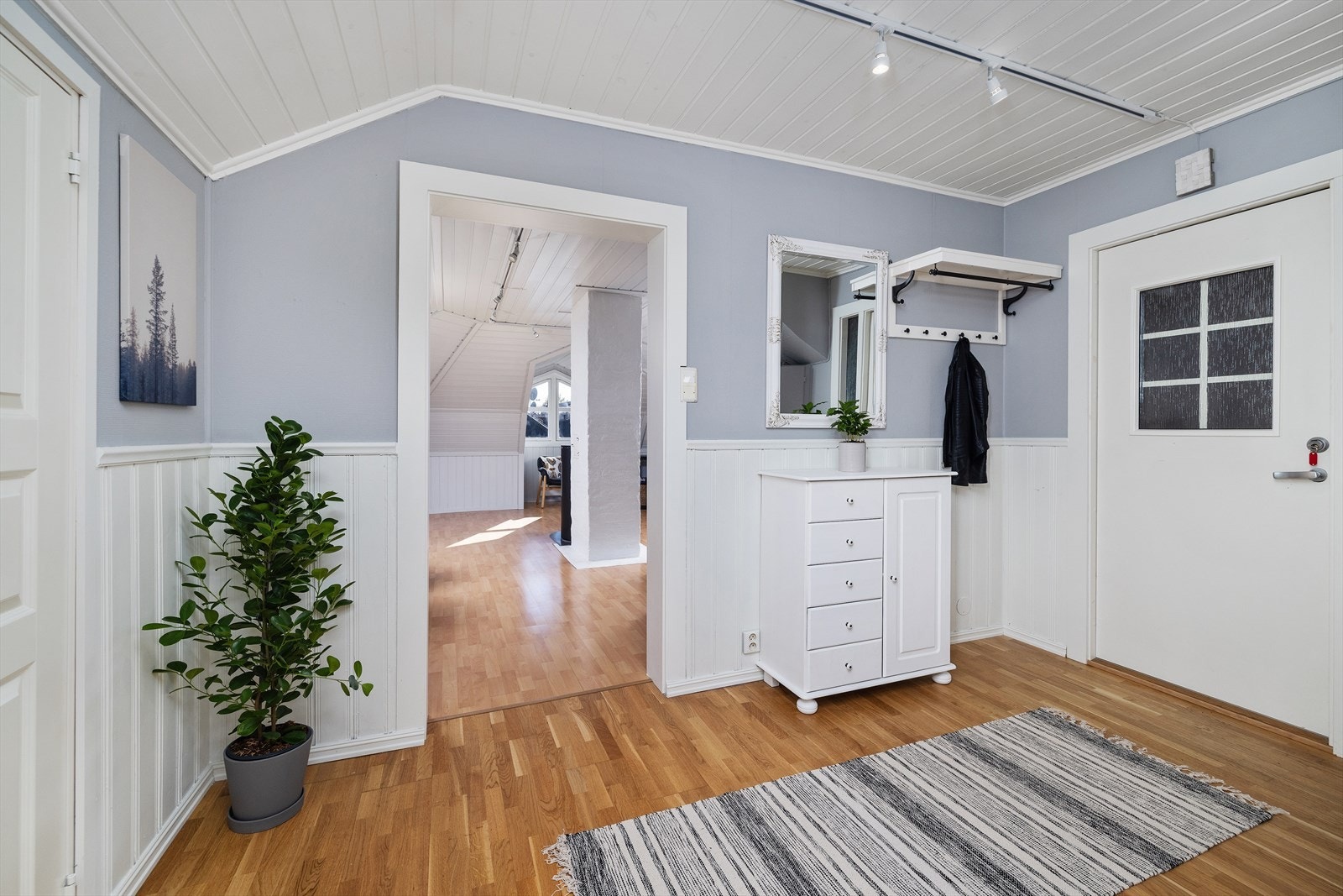 Entréen er romslig og funksjonell, med god plass til både oppheng av yttertøy og oppbevaring av sko. Galleribilde