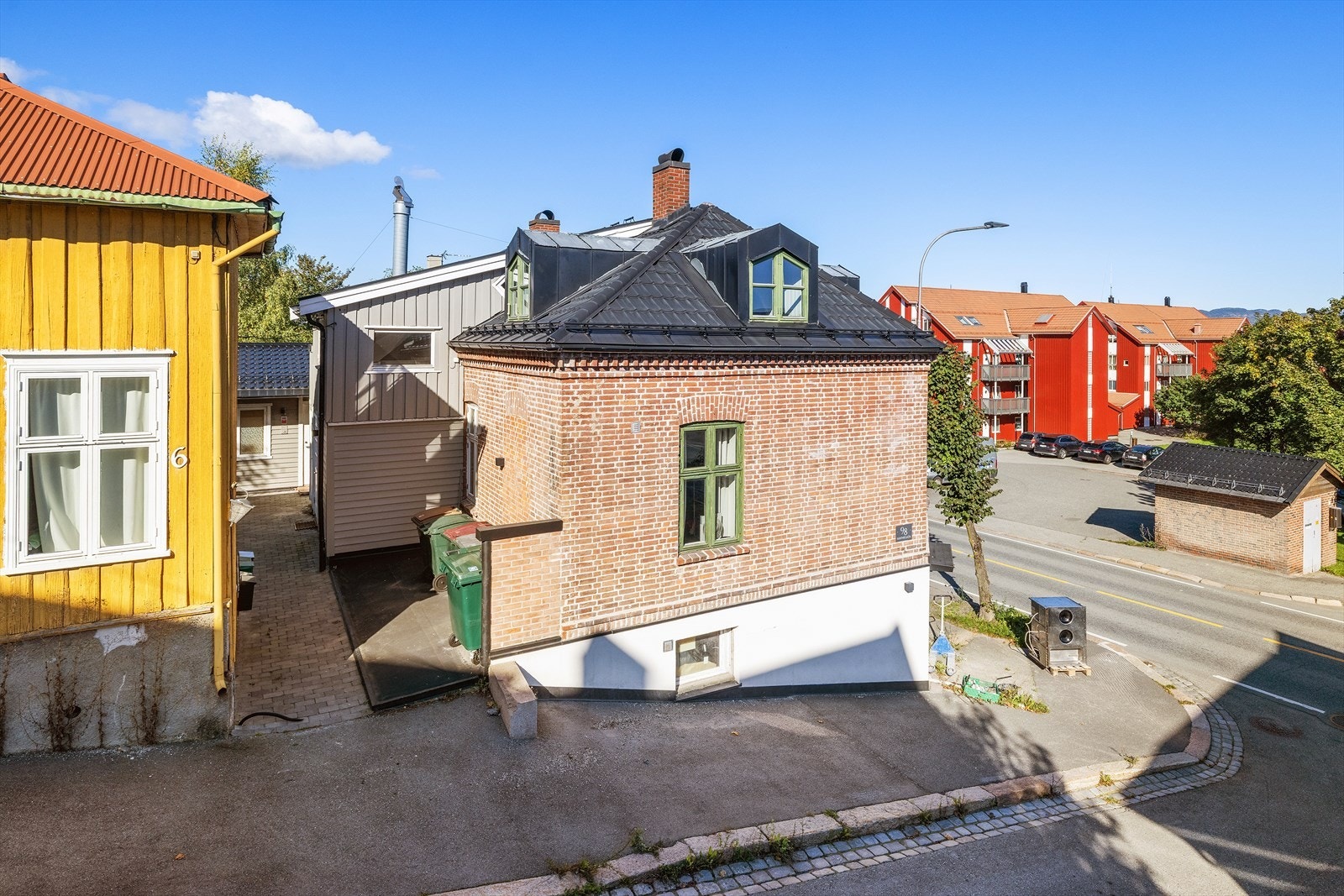 Leiligheten har en sentral beliggenhet med nærhet til både fjorden, sentrum og kollektivtransport. Galleribilde