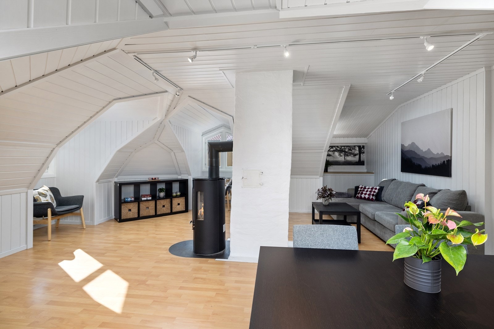 En lys og koselig loftsleilighet med spennende planløsning. Galleribilde