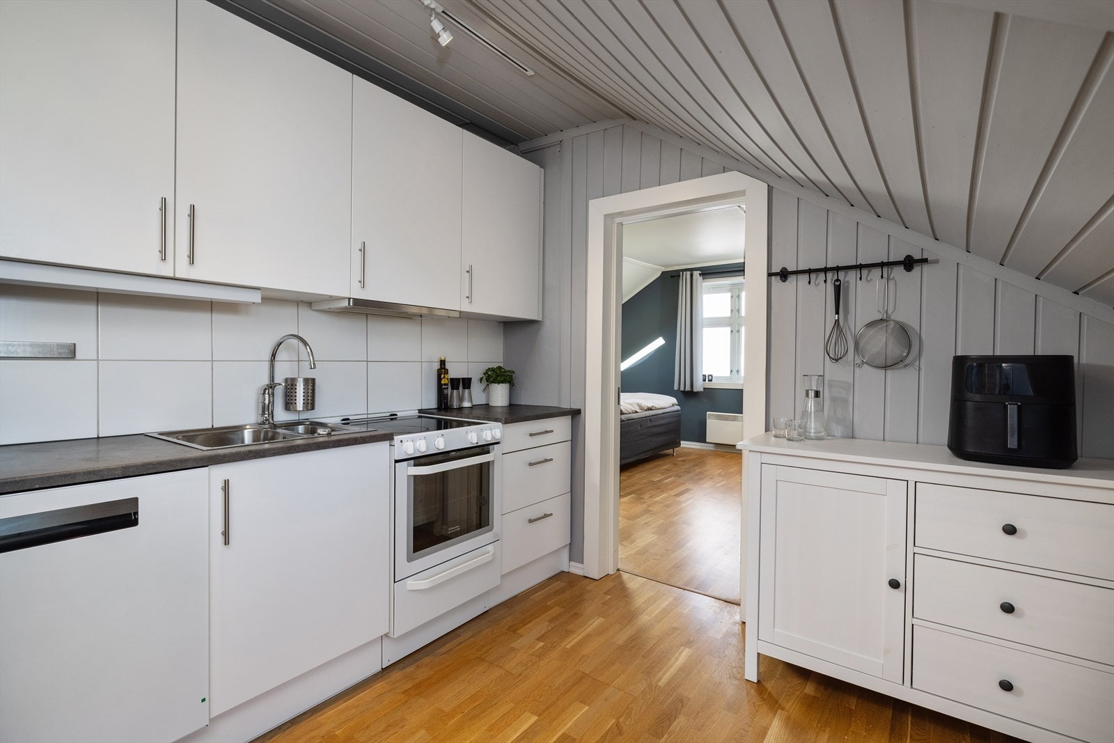 Kjøkkenet er utstyrt med en praktisk innredning med glatte fronter og laminert benkeplate. Galleribilde