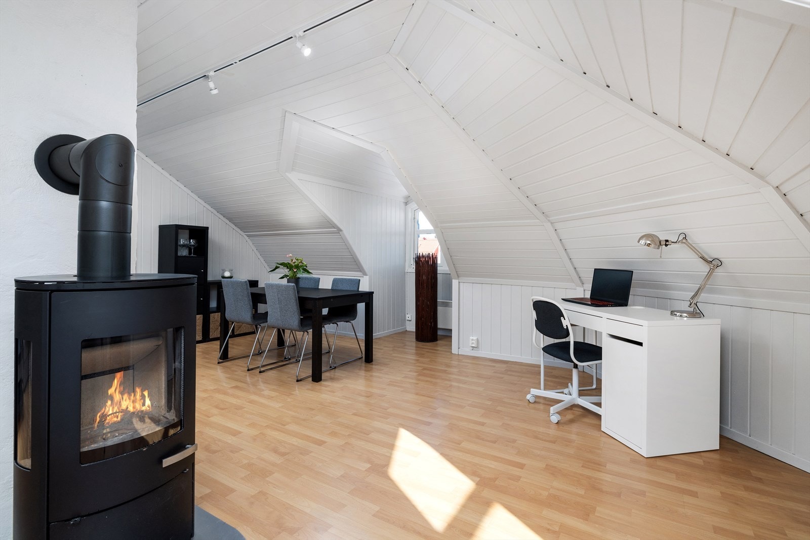 Stuen har en innbydende og spennende planløsning. Galleribilde