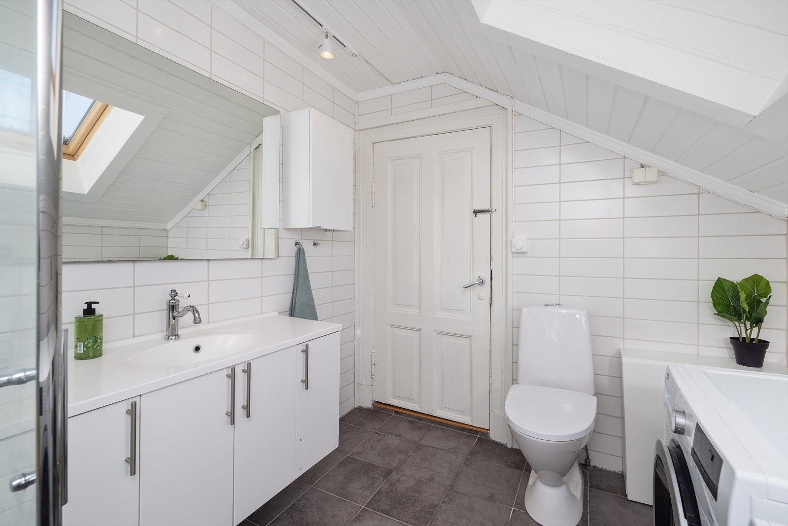Badet er stilrent og flislagt, med elektriske varmekabler. Galleribilde