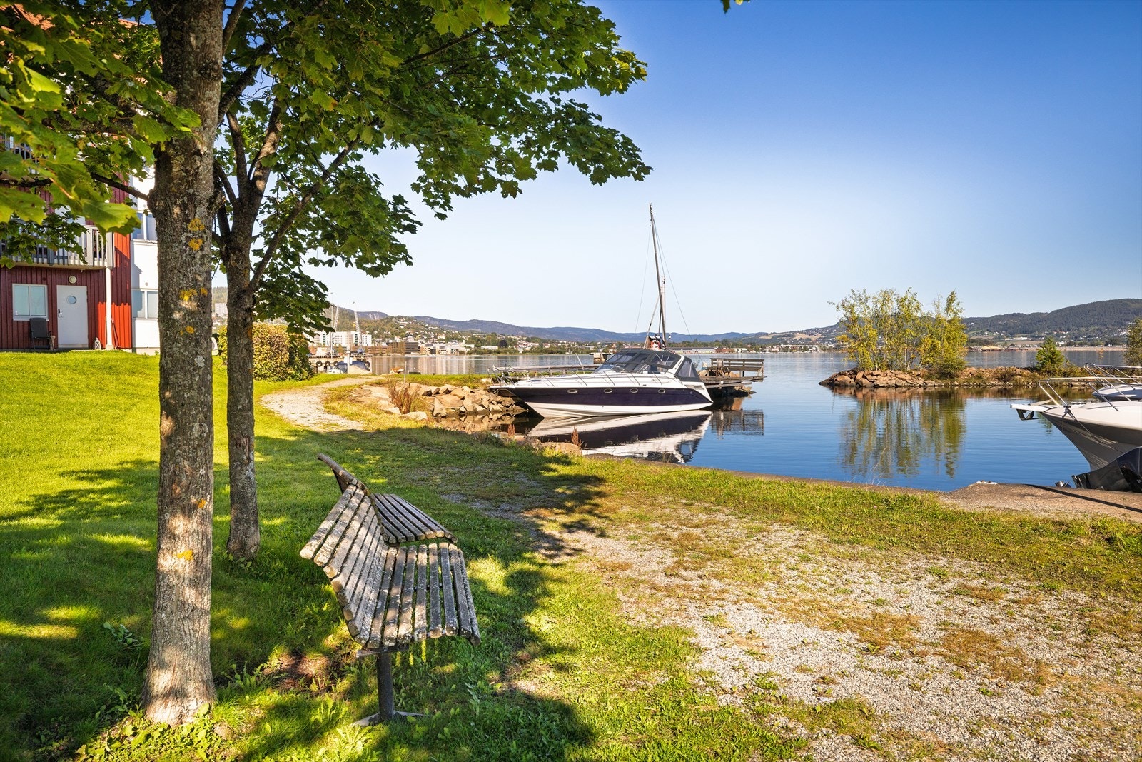 Leiligheten ligger på populære Tangen i Drammen - et rolig og veletablert område nær fjorden, småbåthavn, badestrender og flotte turområder. Galleribilde