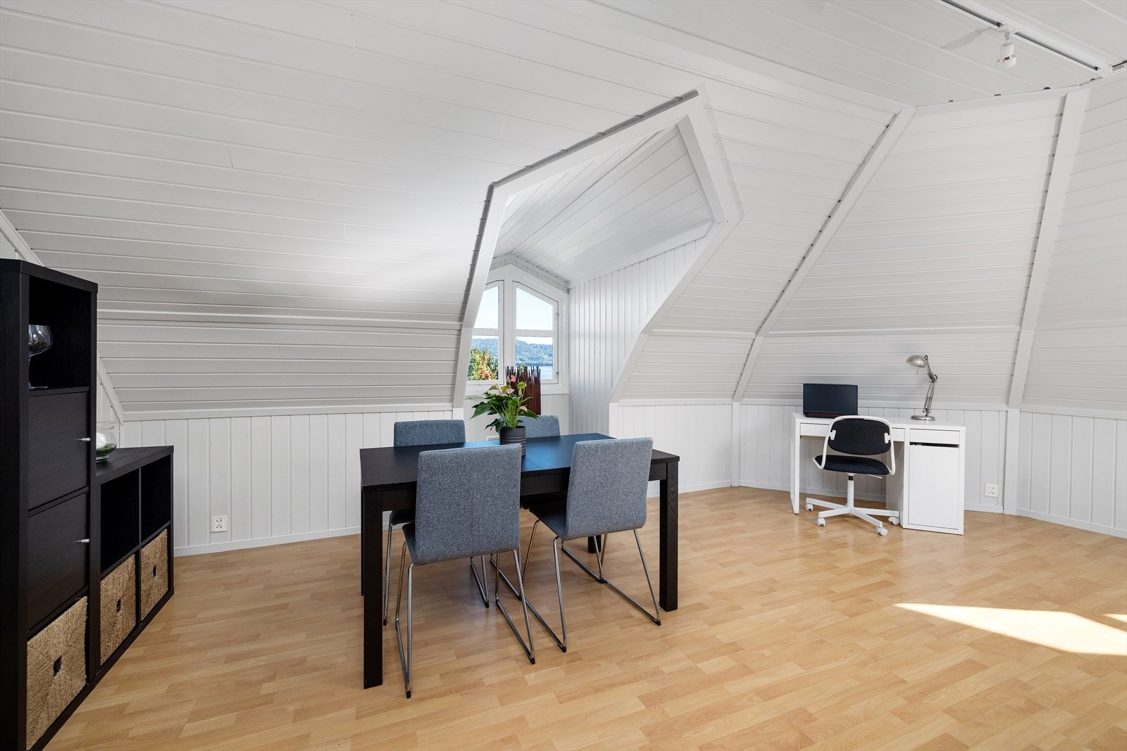Med mulighet for et romslig spisebord kan man enkelt samles for hyggelige måltider. Galleribilde
