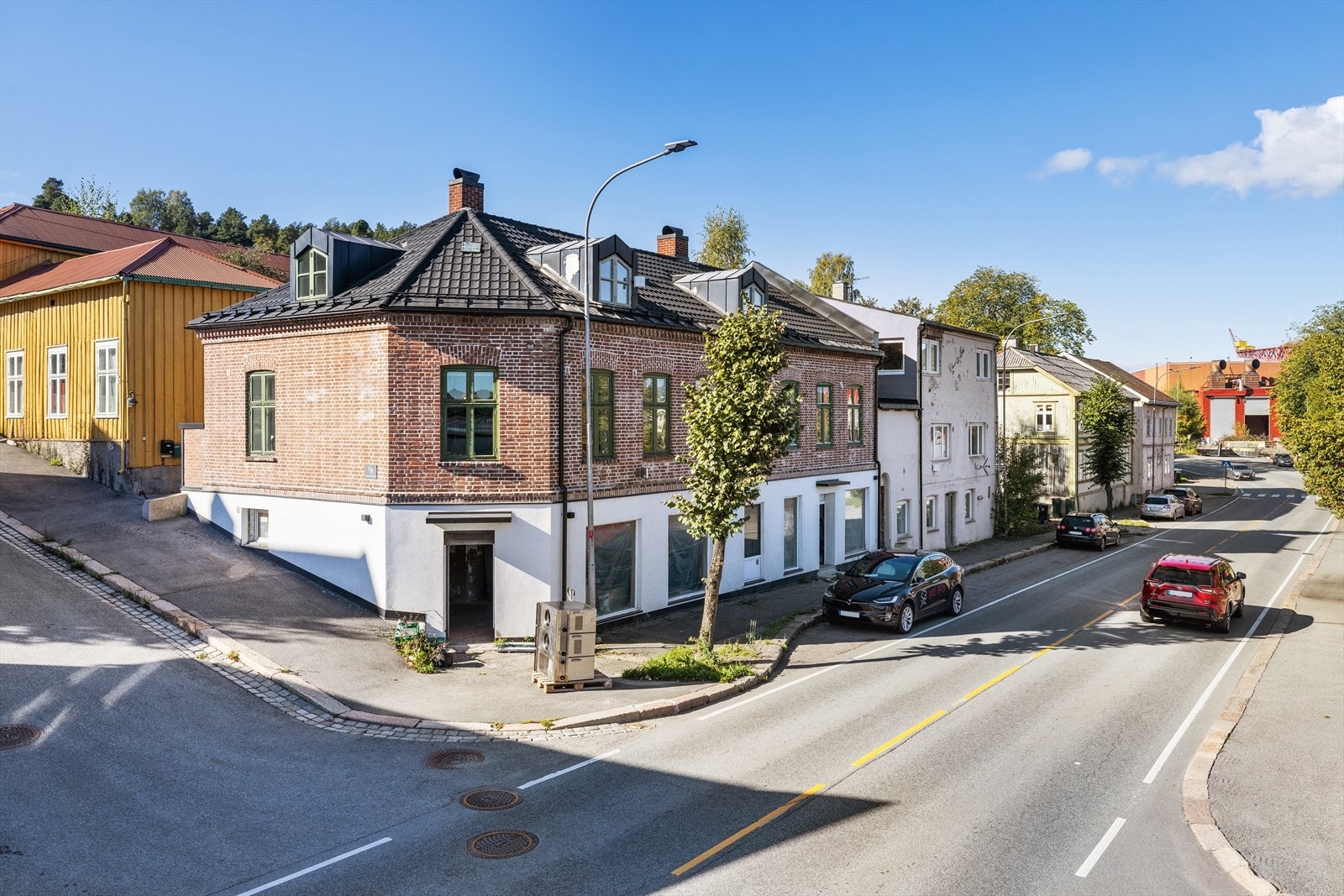 Boligen er opprinnelig fra 1870 og den aktuelle leiligheten er beliggende i loftsetasjen. Galleribilde