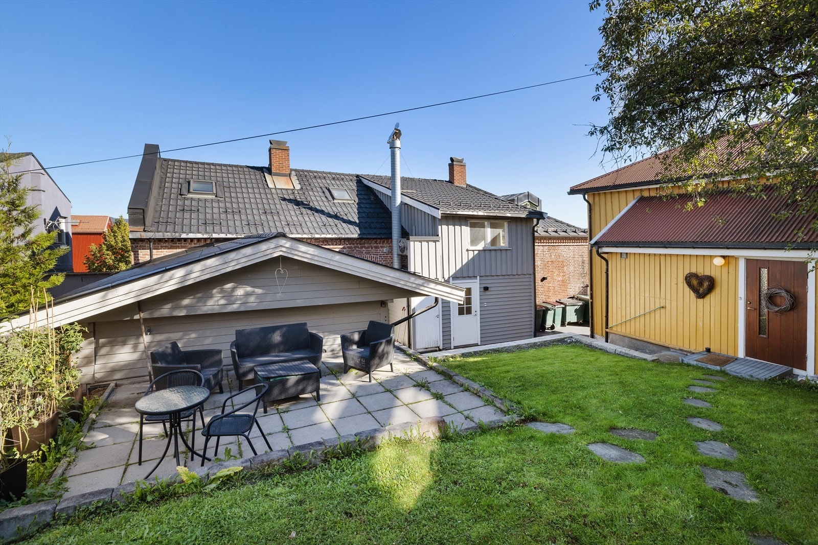 Felles uteplass med sittegruppe. Galleribilde