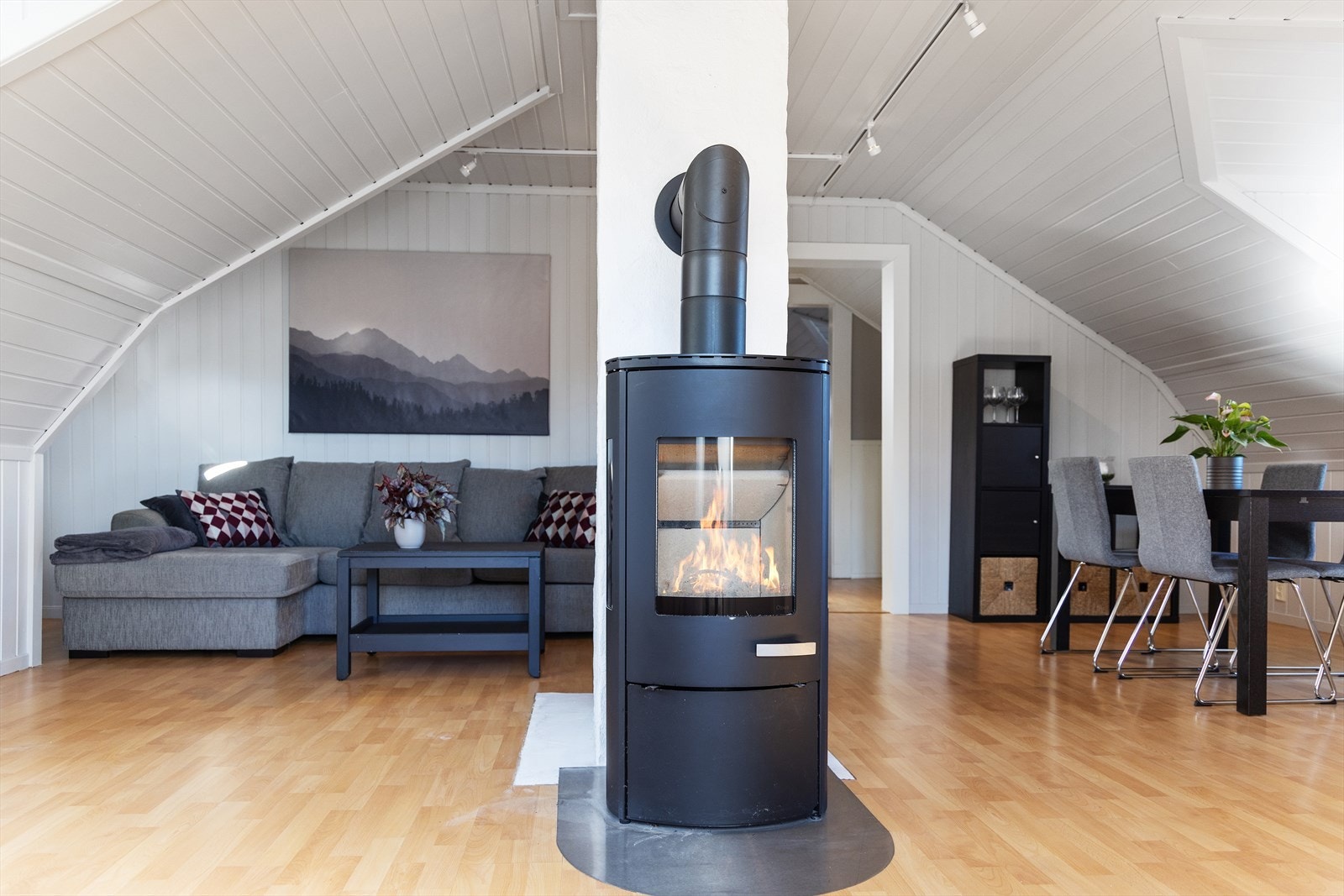 Leiligheten har gulv av parkett og laminat, veggene er kledd med trepanel og strie, mens himlingene har trepanel. Galleribilde