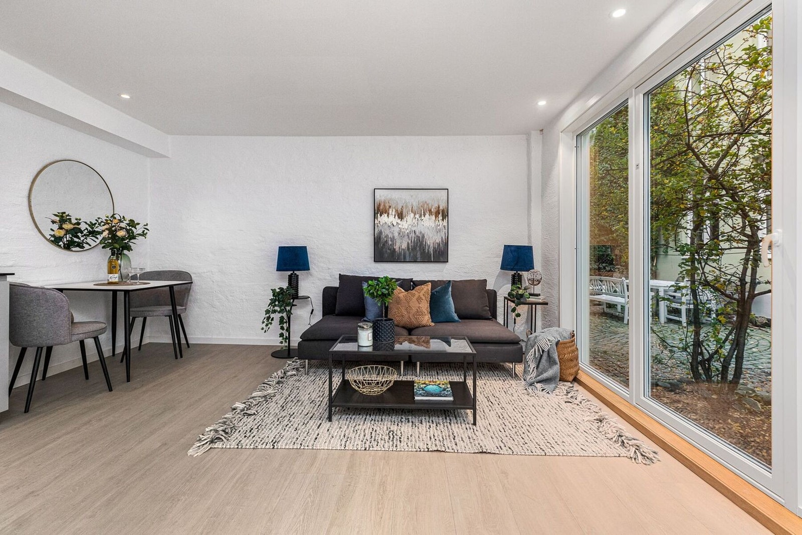 Gjennomgående for hele leiligheten er lys 1-stav laminat som står i stil til lyse vegger. Galleribilde