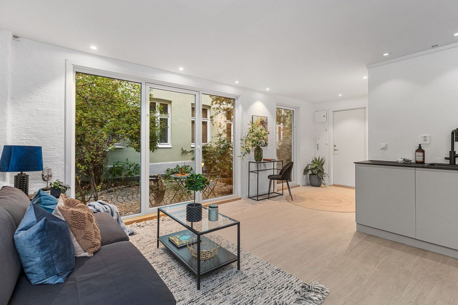 Kjøkkenet og stuen skaper sammen et stort og sosialt rom. Galleribilde