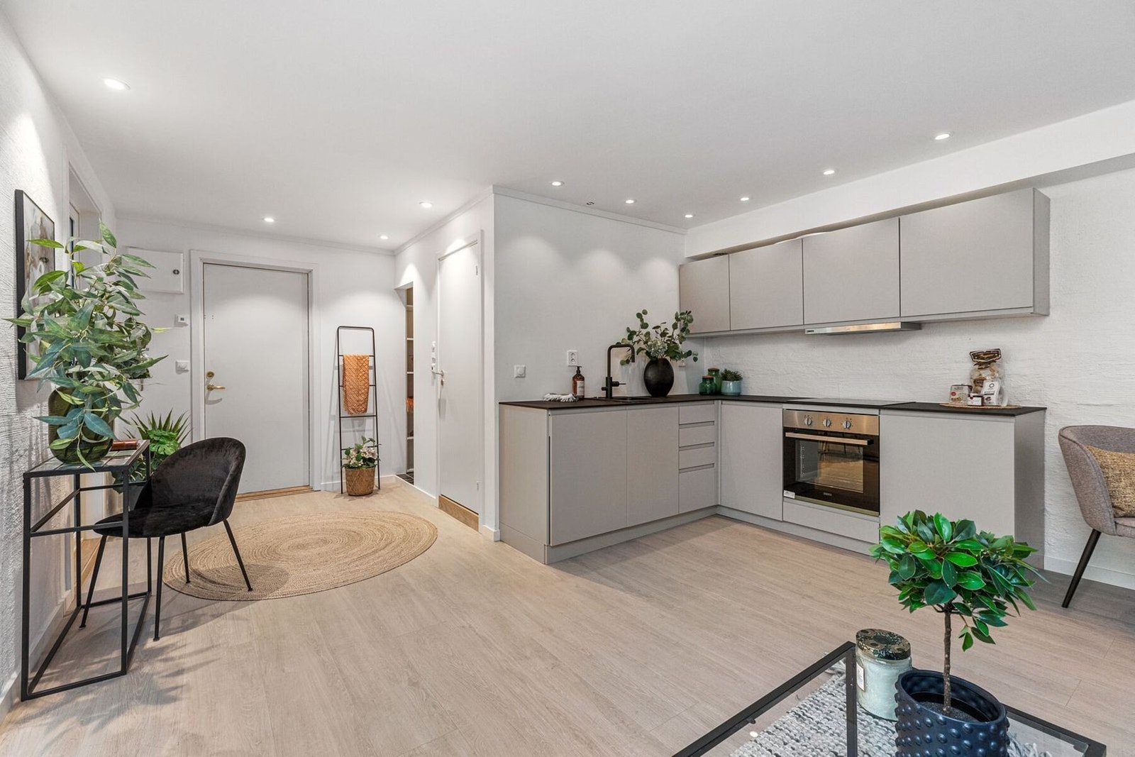 En arealeffektiv og moderne 1-roms selveier som er totalrenovert i 2022. Galleribilde