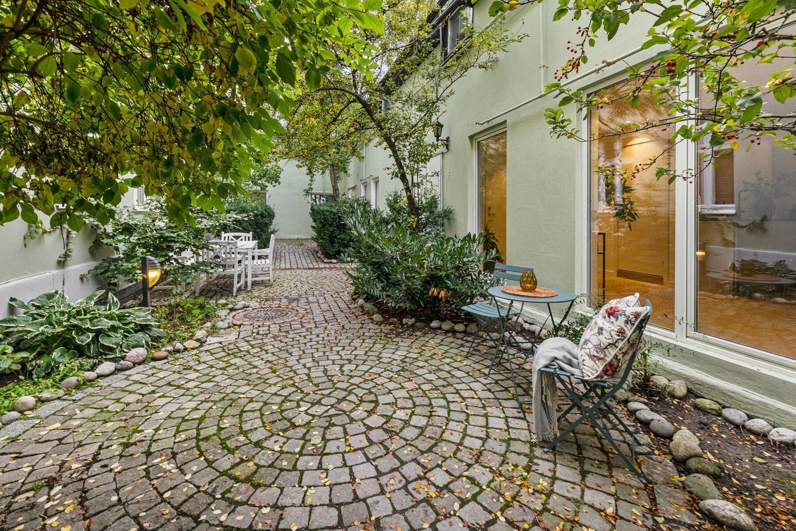 Leiligheten ligger fint til i bakgårdsbygningen/stallbygningen i 1. Etasje. Galleribilde