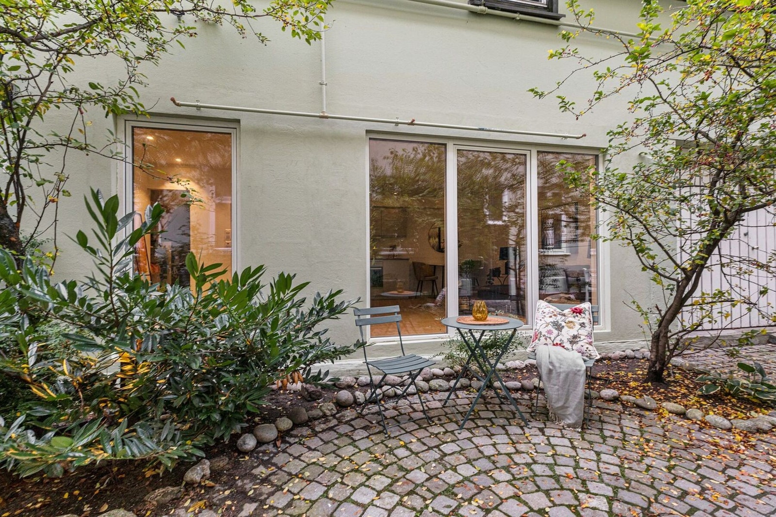 Felles bakgård. Galleribilde