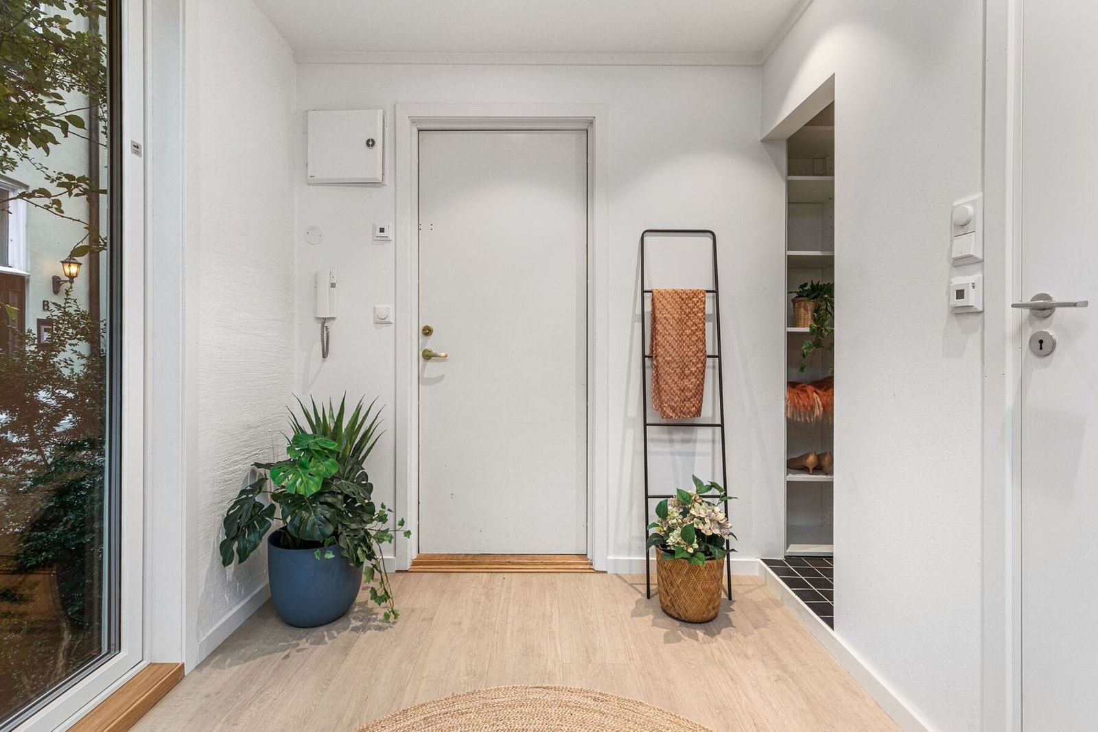 Velkommen inn! Entre med dørcalling. Her er det plass for å henge fra seg yttertøy og sette fra seg sko. Galleribilde