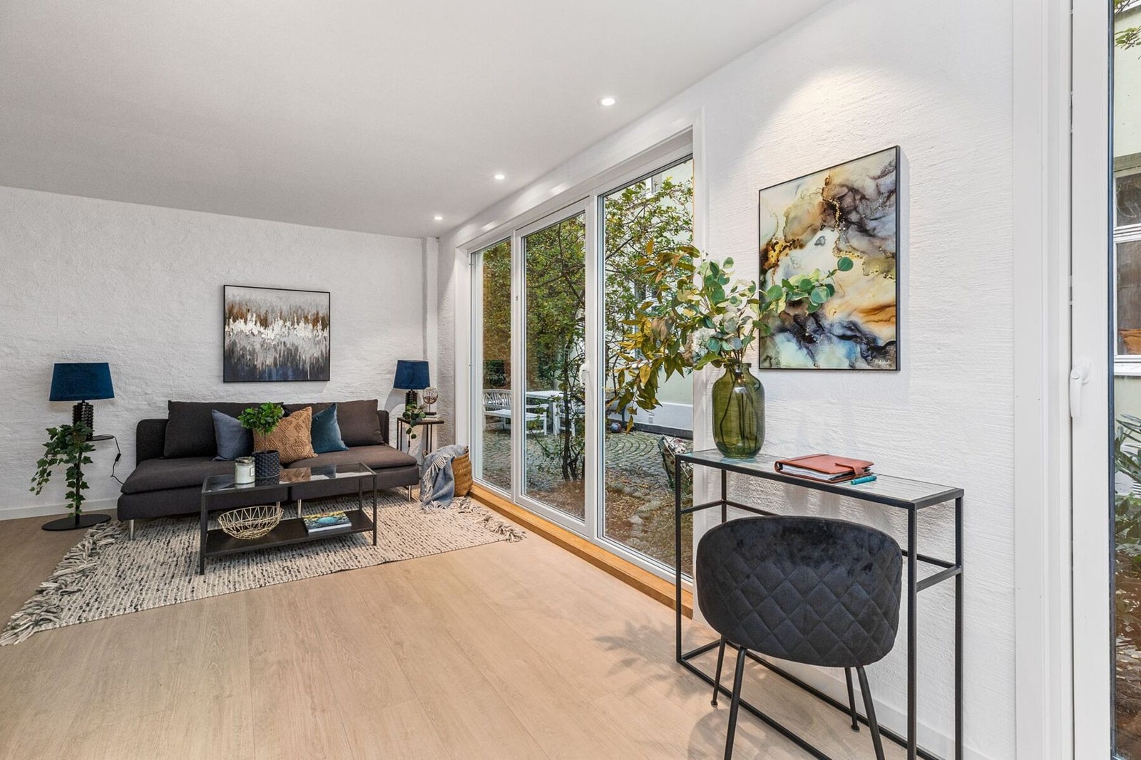 De store vindusflatene sørger for rikelig med naturlig lysinnslipp. Galleribilde