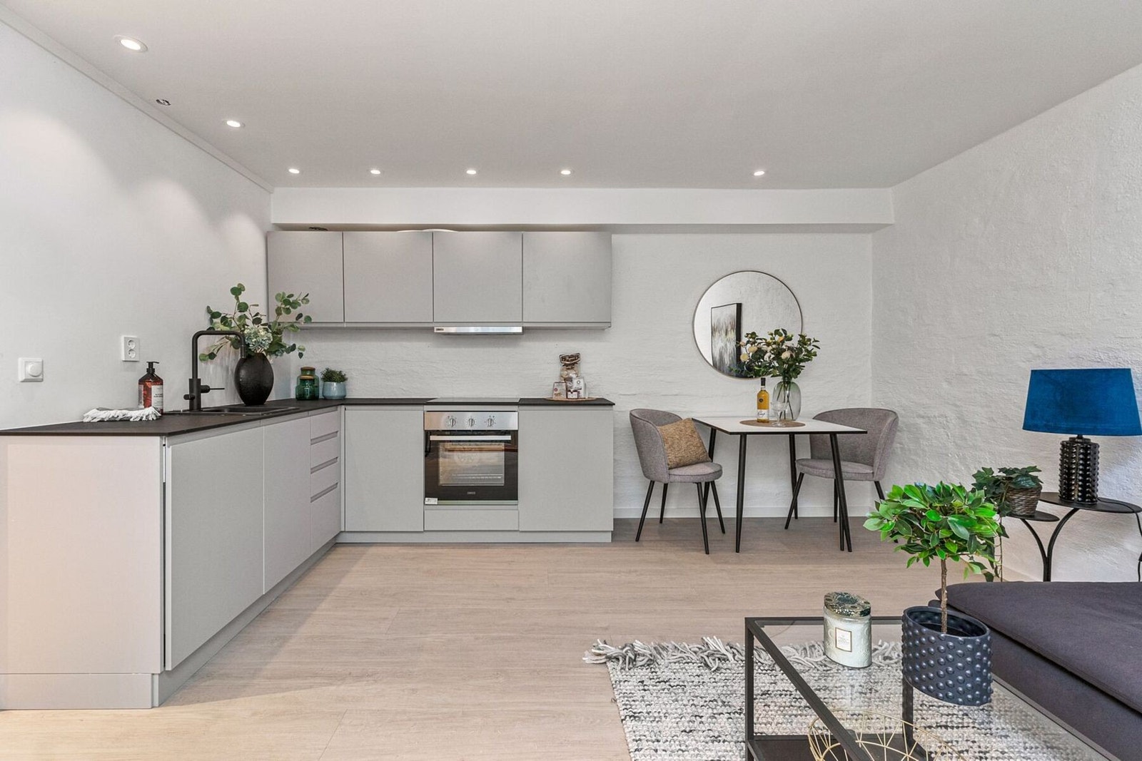 Waterguard/lekkasjevarsler med sensorer og magnetventil er installert. Ventilator med avtrekk kullfilter over stekesone. Galleribilde