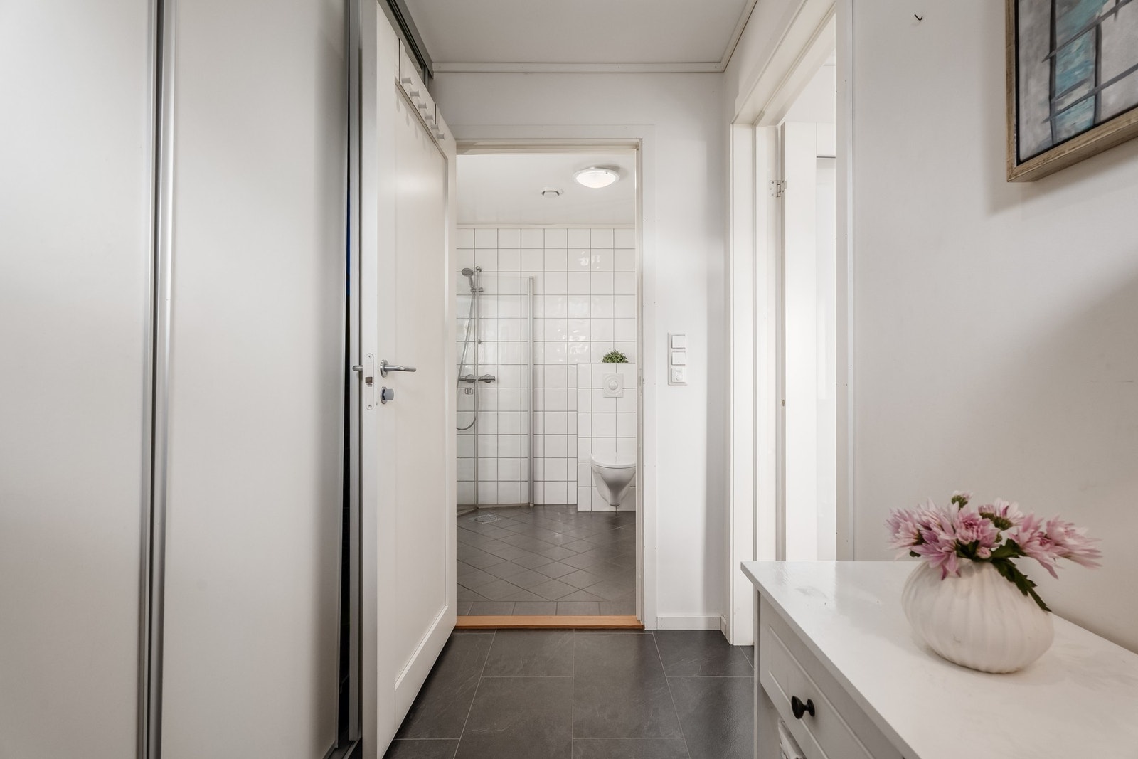 Legg merke til den praktiske skyvedørsgarderoben. Her er det godt med oppbevaringsplass! Galleribilde