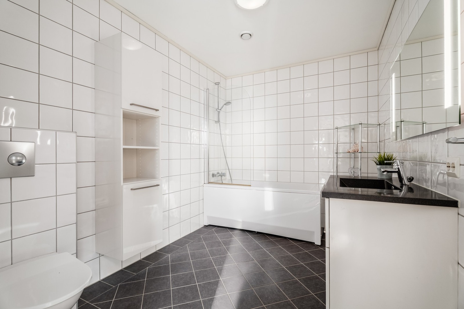 Badet i 2. etasje er utført i samme stil som badet nede. Vegghengt innredning og wc og varmekabler i gulv Galleribilde