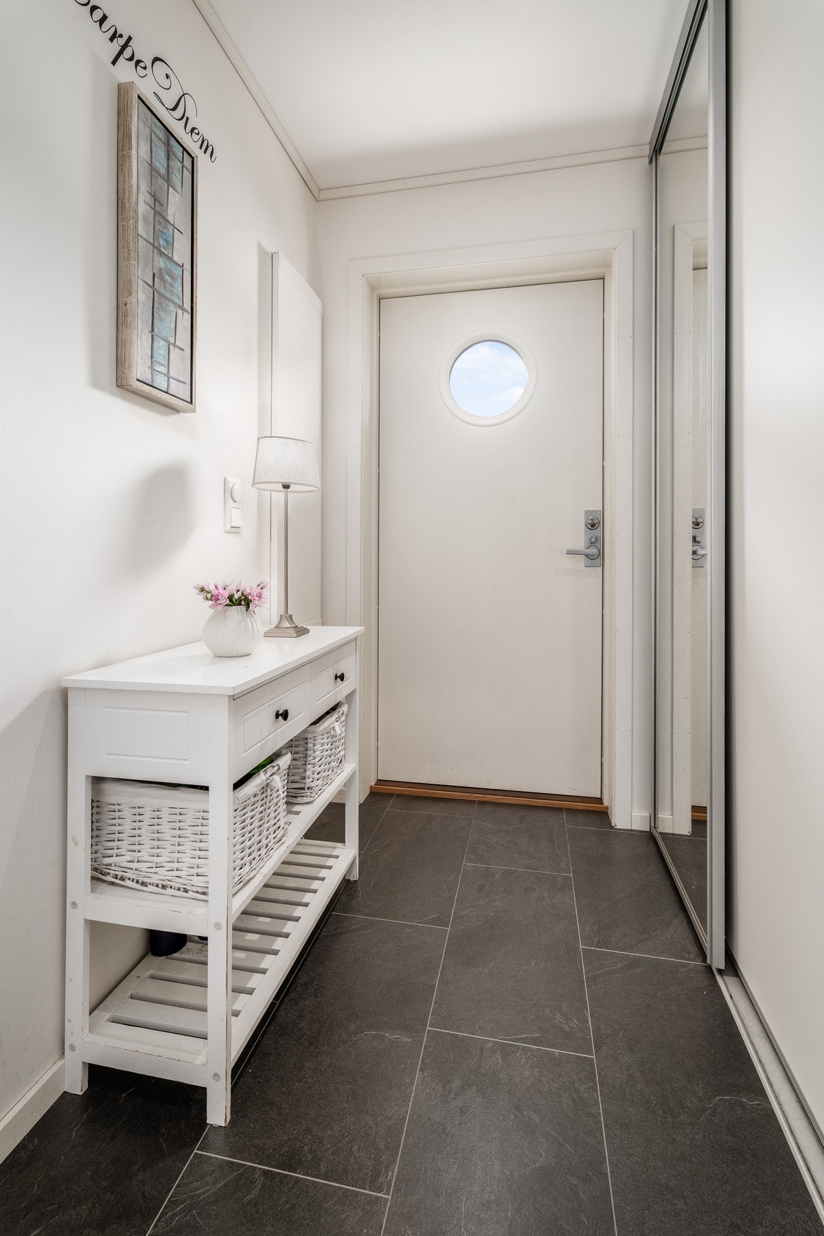 Velkommen inn! Lys, flislagt entrè Galleribilde