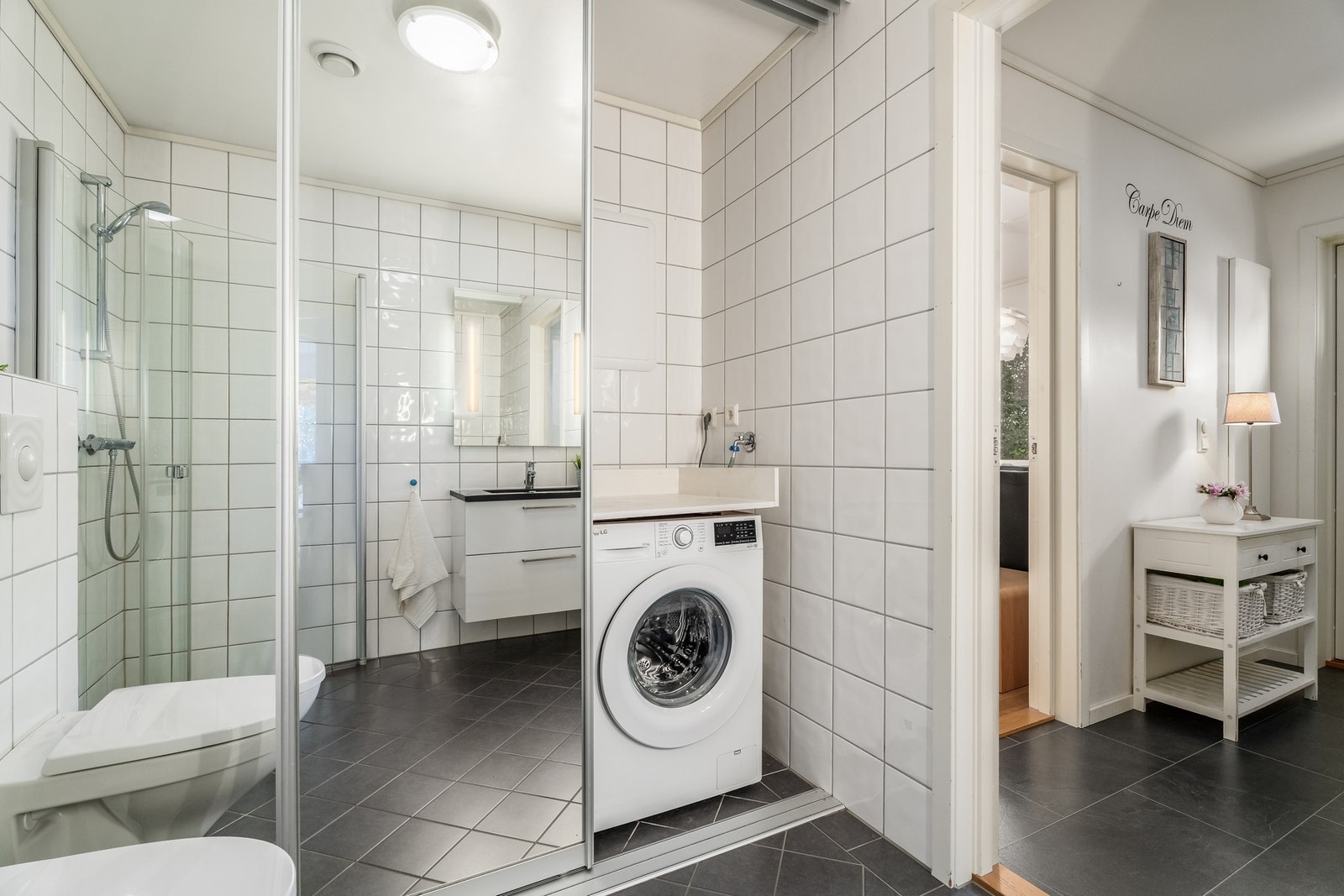 Smart, skjult løsning for oppvaskmaskin/tørketrommel. Det er varmekabler i gulv Galleribilde