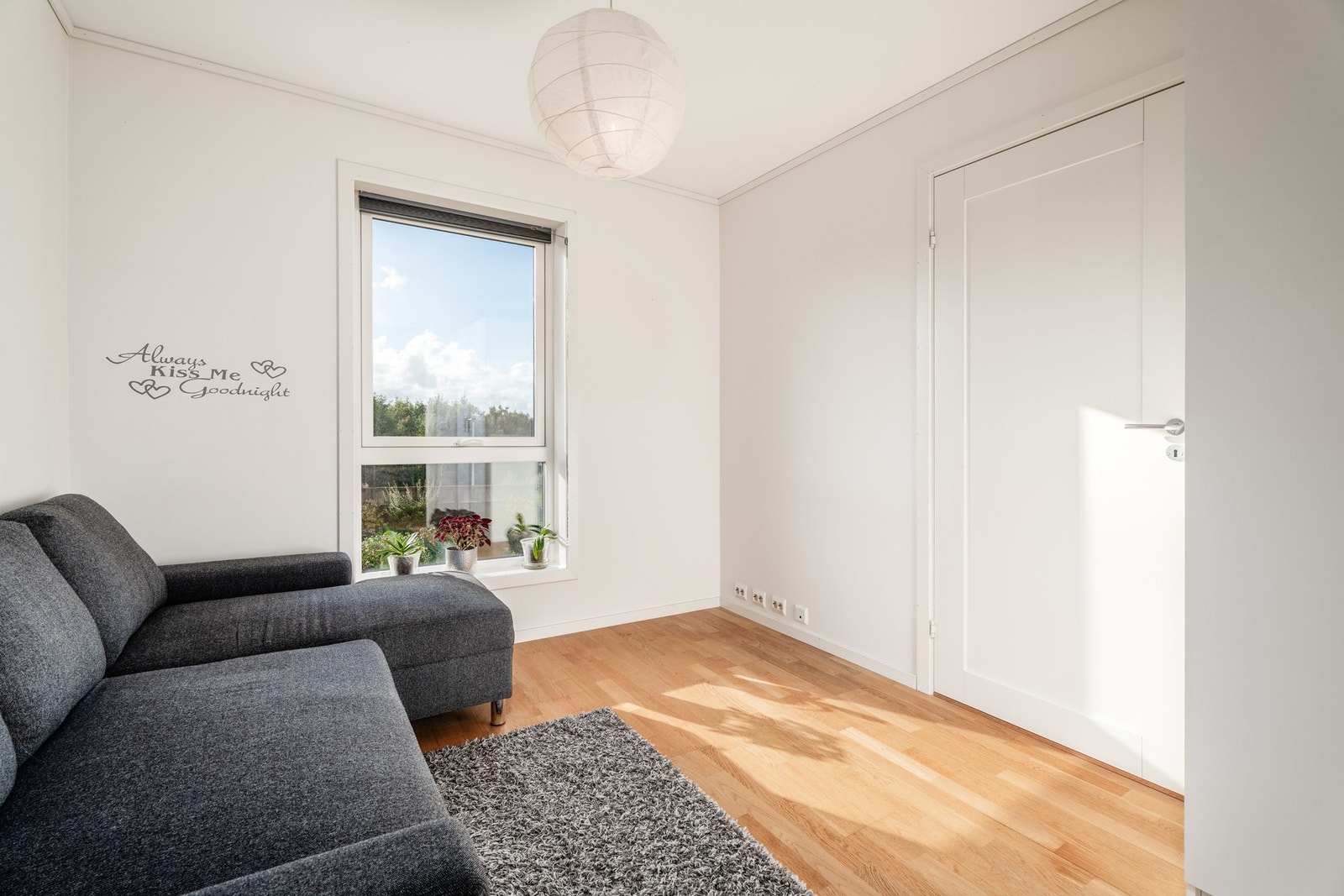 Her er også et eget garderoberob i tilknytning til dette rommet. Rikelig med elpunkt Galleribilde