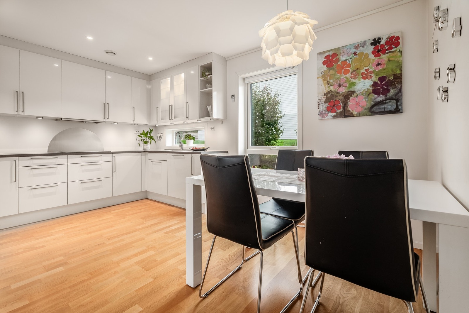 Kjøkkenet er praktisk utformet og av god størrelse. Her er god plass til en sittegruppe. Det er belysning under overskap samt spotter i himling Galleribilde