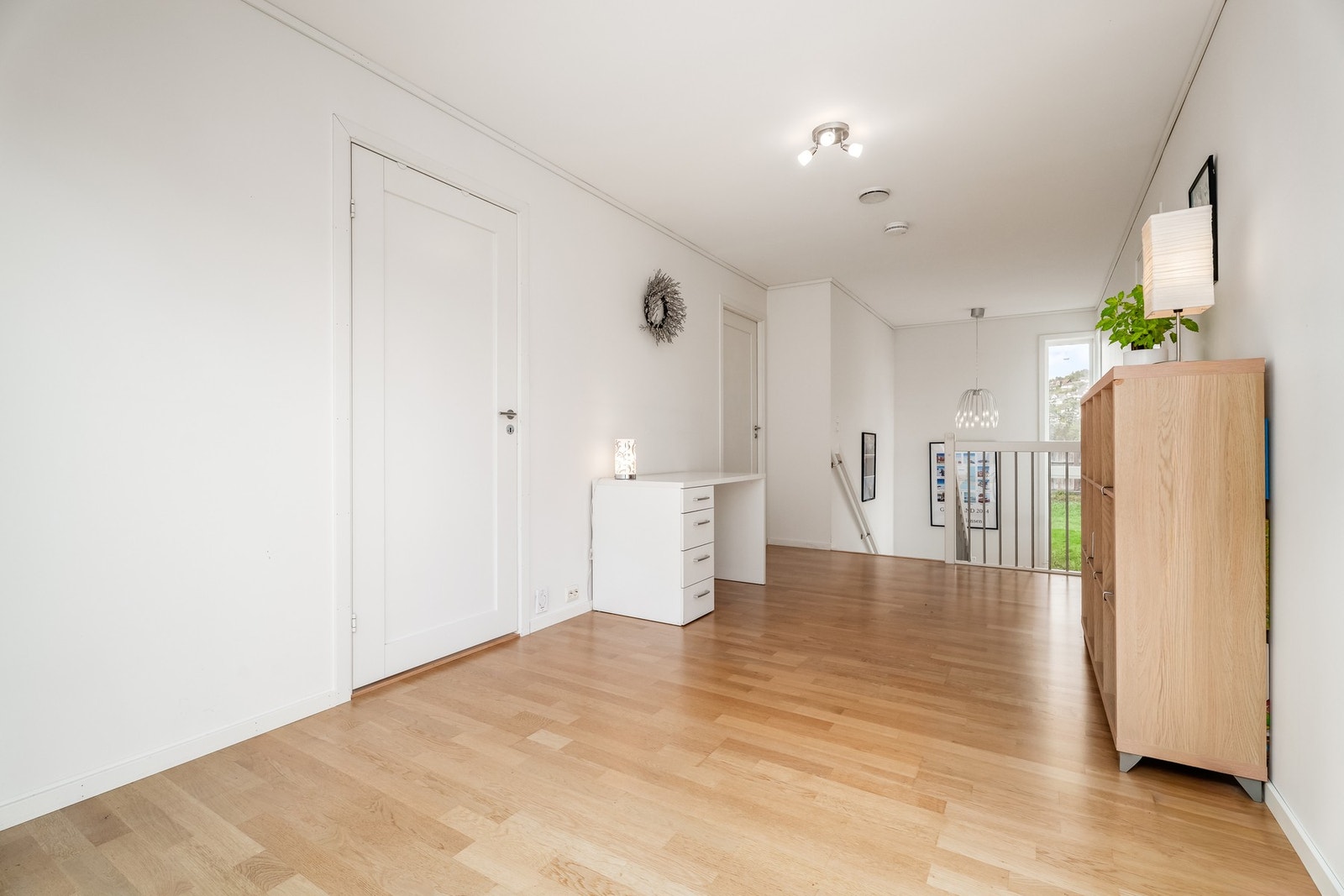 Lys og romslig loftstue med god plass til ønsket møblering? Her kan man skape seg et flott hjemmekontor! Galleribilde