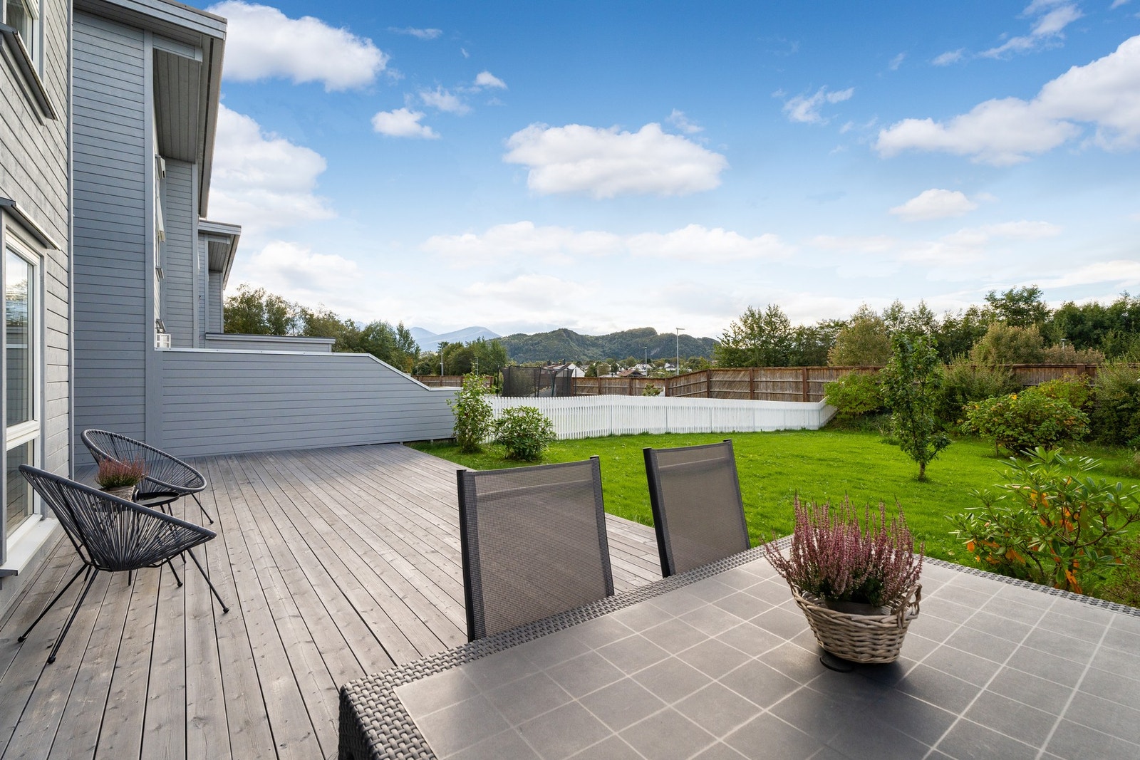 Her kan du nyte gode sol- og utsiktsforhold. Hagen er flott opparbeidet og relativt flat Galleribilde