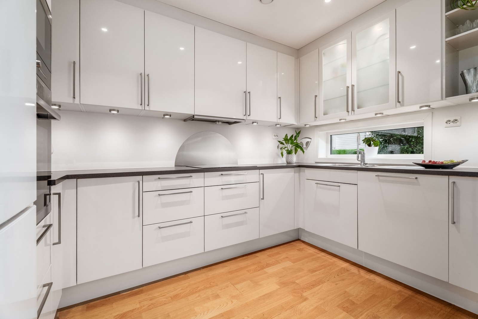 Kjøkkenet har integrert oppvaskmaskin, platetopp, micro og stekeovn. Frittstående kjøl/fryseskap. Det er også montert waterguard og komfyrvakt Galleribilde