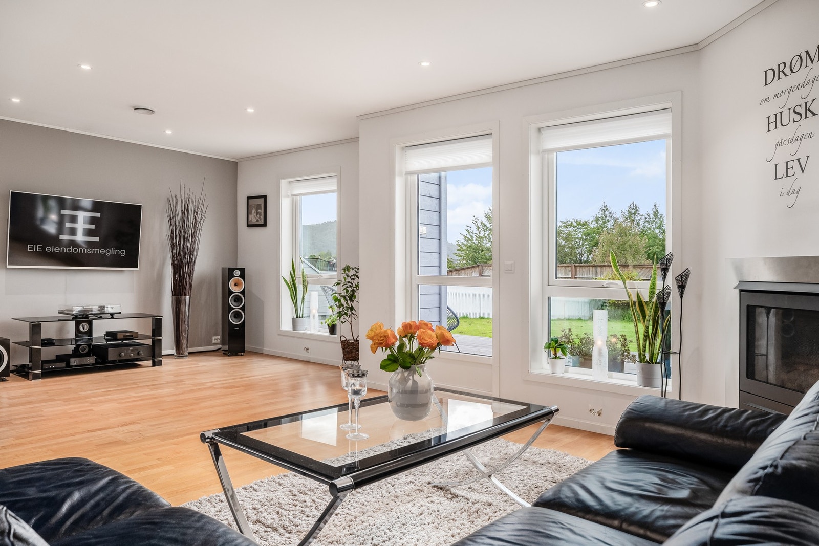 Fra stue er det utgang til terrassen Galleribilde