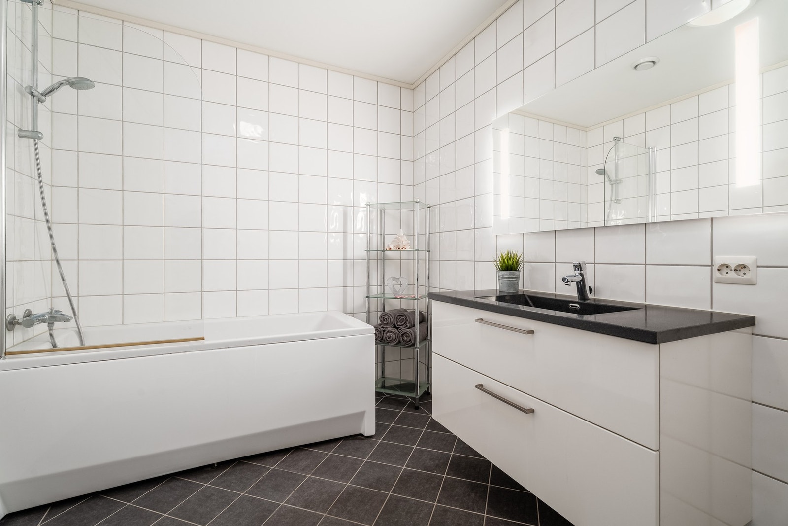 Praktisk badekar m/ dusjløsning Galleribilde